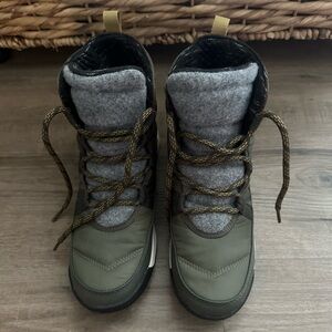 Sorel whitney waterproof winter boots (like new)